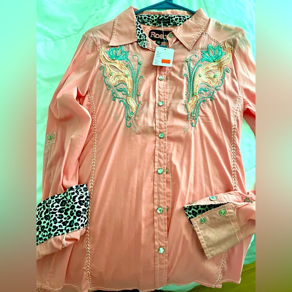 Pink “Western” wear, snap button up. Sequined accents. Embroidered.